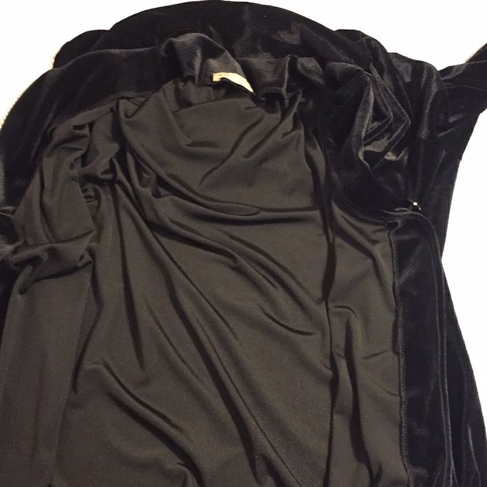 VINTAGE BLACK Velvet Robe  Large, Susan Lawrence, Pit to Pit 23”Preworn - Picture 12 of 14